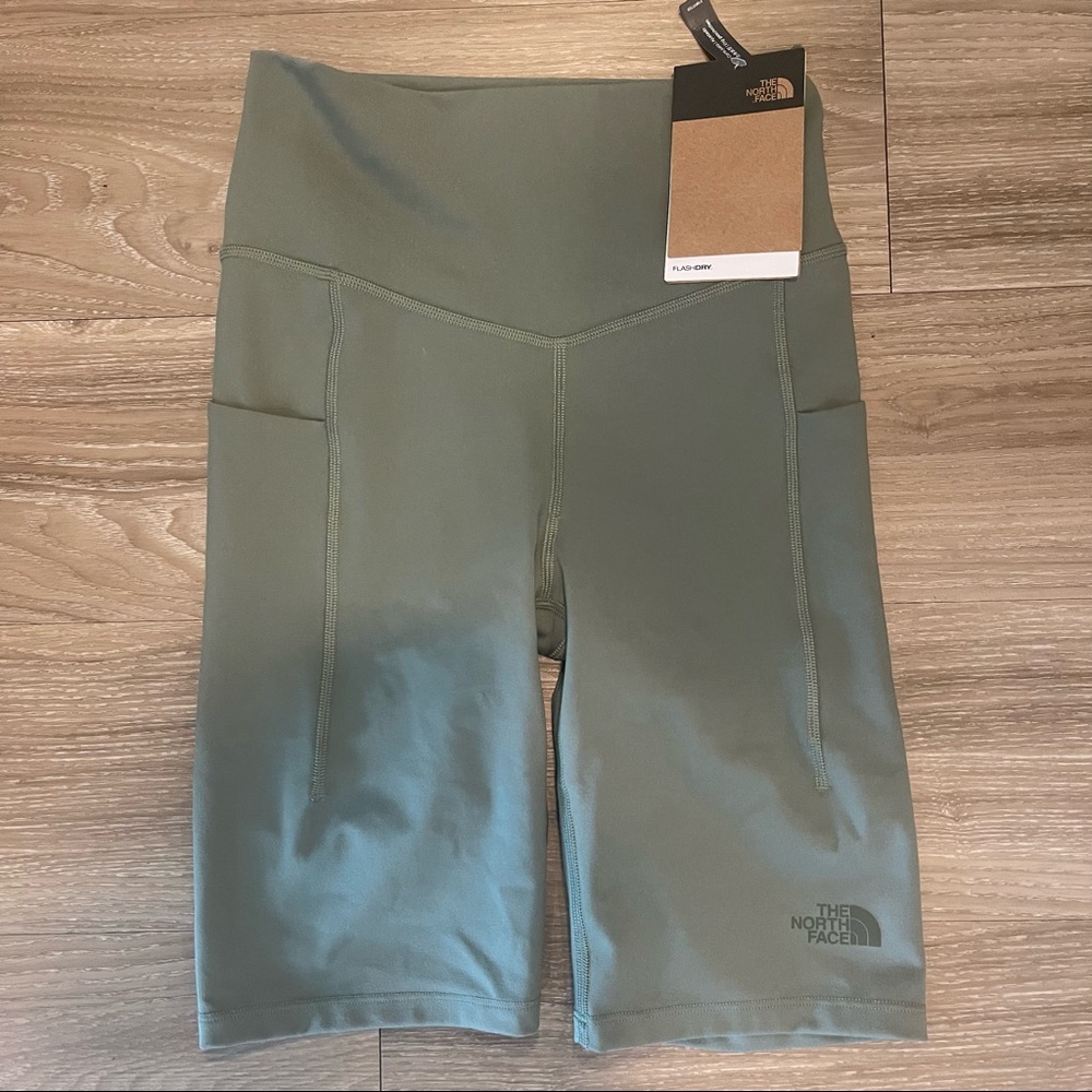 NWT- The North Face Women’s Motivation Pocket 9” Shorts